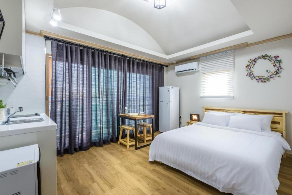 Romance Jeju Pension מראה חיצוני תמונה