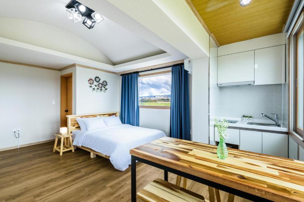 Romance Jeju Pension מראה חיצוני תמונה