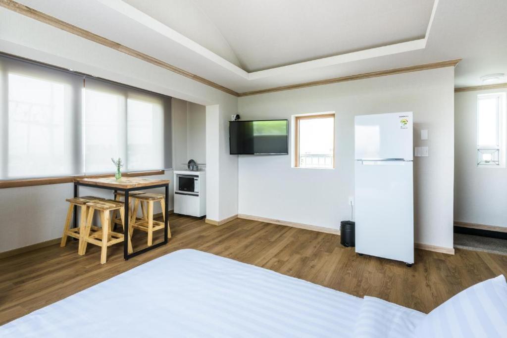 Romance Jeju Pension מראה חיצוני תמונה