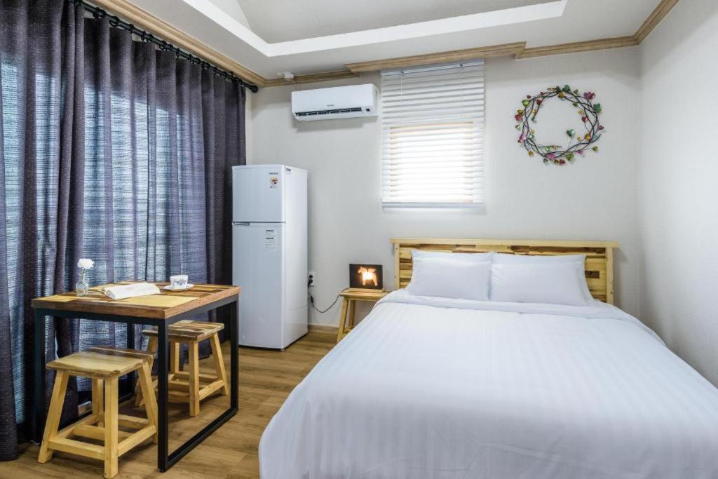 Romance Jeju Pension מראה חיצוני תמונה
